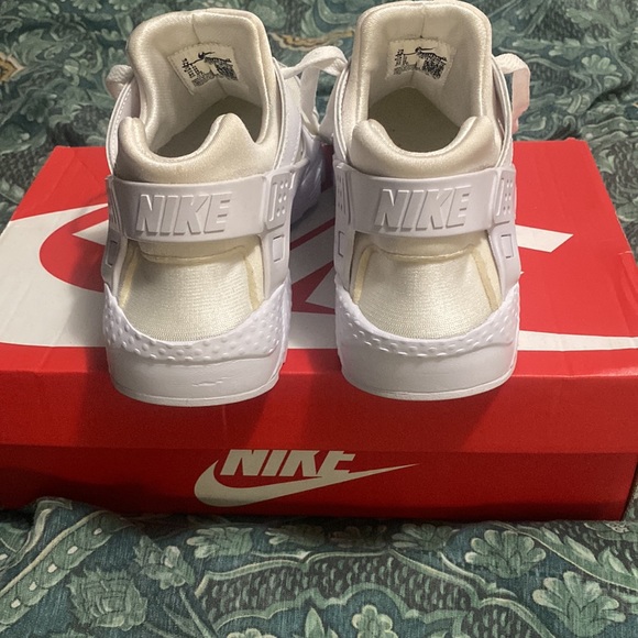 Nike Huarach - Red & White pairs - No Nike box. Only worn 1 time by my child. - Picture 11 of 15